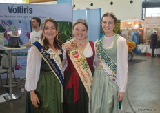 Die amtierenden Spargel- und Erdbeerköniginnen von Schrobenhausen, Bayern, sowie Abensberg.