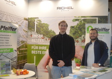 Die zweiköpfige Vertretung des Gartenbau-Zulieferers Richel.