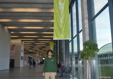 Rodolfo Dimasi des Schweizer Startups PeelPack AG war auf Empfehlung von FreshPlaza.de vor Ort, um sich über die neuesten Trends im Bereich Verpackungen zu informieren. Das junge Unternehmen produziert innovative Beerenschalen aus Kartoffelabfällen und hat bereits einige namhafte Unternehmen in der Schweiz für sich gewinnen können.