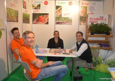 Gut gelaunte Gesichter am Stand von Scandola Fruit aus Italien.