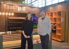 Rainer Palinkasch und eine Kollegin am Stand von P2Raum-Design. Das Unternehmen steht primär Hofläden und Direktvermarktern mit attraktiven und ausgeklügelten Ladenbau-Konzepten zur Seite.