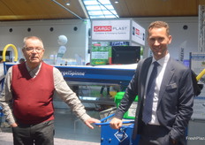 Chris Engels (r) vor der bewährten SpargelSpinne die auf zahlreichen Spargelbetrieben Europas zum Einsatz kommt.