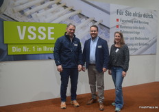 VSSE-Vorstandssprecher Simon Schumacher (m) traf sich mit zahlreichen Verbandsmitgliedern und Erzeugern, darunter Markus Kirn (l).