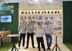 Das Team von Bio4Pack mit CEO Patrik Gerritsen (äußerst rechts) und Salesmanager Yasar Türkoglu (3. v.r.). Das in Nordhorn ansässige Unternehmen widmet sich u. a. dem Vertrieb der nachhaltigen Paddy Straw Schalen, die besonders im Obst- und Gemüsesektor guten Anklang finden.