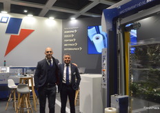 Am Robopac-Stand waren mehrere Tochterfirmen der erfolgreichen Unternehmensgruppe vertreten, darunter die in Deutschland ansässige Meypack GmbH. Die Vertretung blickt auf einen gelungenen ersten Tag zurück, so Sandro Capozzolo (l).