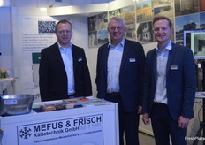 Auch Mefus & Frisch zählt bereits seit vielen Jahren zu den festen Ausstellern in Berlin. Der Kälteanlagenbauer aus dem Münsterland entwickelt und implementiert u.a. Schockkühlungs- und Trocknungssysteme für Spargel und Beerenobst. Im Bild: Gerhard (m) und Thomas (r) Frisch mit einem Kollegen.