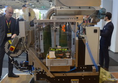 Auf der Fruit Logistica 2026 in Berlin präsentierte Poly-clip System das net-pak®-Verpackungskonzept zusammen mit der Somi-Netclip-Maschine. Das Verfahren stieß auf reges Interesse beim Fachpublikum.