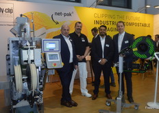 Die Belegschaft der Poly-Clip System GmbH. Das Unternehmen beobachtet eine steigende Nachfrage nach dessen Lösungen im Obst- und Gemüsebereich.