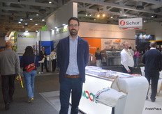 Kevin van IJperen des Gewächshausimperiums Wittenberg Gemüse in Sachsen-Anhalt erkundigte sich in der Maschinenhalle über die neuesten Innovationen in Sachen Aufbereitungs- und Verpackungstechnik.