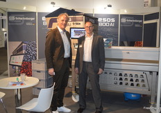 Das Unternehmen Scharfenberger stellte erstmals in Berlin aus und rückte die optische Sortierlinie ESOS AI in den Vordergrund. Das Verfahren kommt im Winzersektor zur Sortierung von Weintrauben zum Einsatz, eignet sich jedoch auch für Beeren, Nüsse und Hülsenfrüchte, so Hans-Georg Schiller (l).