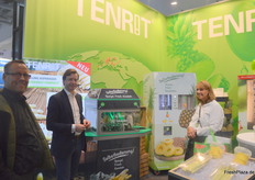 Carl Philipp Tenge-Rietberg (m) von Tenrit neben der SB-Schälmaschine für Spargel.