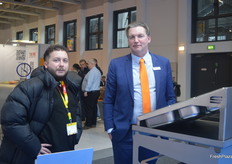 Karsten Schmitz (r) von der Sormac GmbH (vormals Foodcons) im Gespräch mit einem Interessenten.