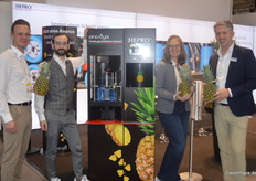 Das stolze Team der Hepro GmbH präsentierte die neue SB-Maschine für Ananas namens Pina Royal. Im Bild: Alex Fröse, Lucas Klein, Ellen Reinhold und Geschäftsführer Christoph Wolter.