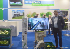 Petro van Ooijen von BrimaPack. Das niederländische Unternehmen stellt bereits seit vielen Jahren gemeinsam mit dem Partnerbetrieb Srotec GmbH aus Bochum aus. Srotec-Chef Franz Sroka war diesmal jedoch krankheitsbedingt abwesend.