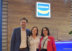 Felix Sperl ist Produktmanager Exoten bei Cobana und posierte gemeinsam mit den beiden Kolleginnen Carolina Prigge und Diana Menschig.