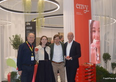 Yannick Henßler (2. v.r.) von BayWa Obst mit Vertretern des Tochterunternehmens VentureFruit.