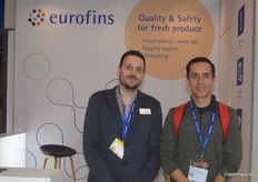 Felix Brandenburger und Pablo Leiva am Stand von Eurofins.