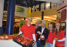 Die ZIN launchte gemeinsam mit ihren Vermarktungspartnern MAL und Elbe-Obst die erste ECARF zertifizierte Apfelmarke Pompur. Treibende Kraft hinter dem erfolgreichen Marketingkonzept ist Lars Koopmann (m) von der Green Gurillas GmbH. Pompur holte sich in diesem Jahr den renommierten Innovation Award (FLIA).