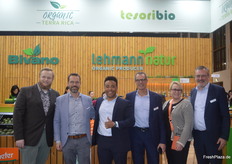 Die Belegschaft der Lehmann Natur mit Geschäftsführer Raphael Kennerknecht (2. v.l.)