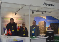 Das Team der Alpinplast AG mit Geschäftsführer Detlef Hulverscheidt (l). Das Unternehmen mit eigenen Produktionskapazitäten in der Türkei bietet innovative Mehrwegsysteme, u.a. für Obst und Gemüse.