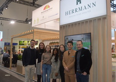 Das Team von Herrmann Kräuter mit Geschäftsführer Thomas Herrmann (äußerst rechts). Das in Neuss ansässige Unternehmen ist bereits seit vielen Jahren Mitaussteller am Stand der Behr AG bzw. Mecklenburger Ernte EO.
