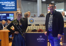 Kartoffelgroßhändler Matthias Stelzer und die amtierende bayerische Kartoffelkönigin Elena Heckl.