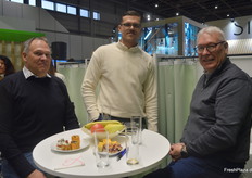 Auch Helmut Kühling (r) vom gleichnamigen Familienunternehmen mit Sitz in Emstek traf sich am BDF-Stand mit einigen Branchenkollegen. Das Unternehmen vertreibt sowohl die Erträge regionaler Landwirte (vorw. Spargel und Beerenobst) als auch ein breites Portfolio an Verpackungsmaterialien sowie Erntezubehör.