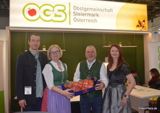 Die Belegschaft der OGS Steigermark zeigt Monika-Premiumäpfel in der bewährten Pappsteige.