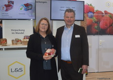 Das Ehepaar Claudia und Frank Schuh am Stand der Lorentzen & Sievers GmbH. Das norddeutsche Unternehmen ist heutzutage Teil der Prodinger-Gruppe und hat u. a. die Verpackung der neuen Apfelmarke Pompur entwickelt.