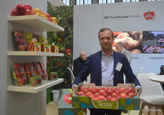 Peter Thuile am Stand der BB Fruchthandel und MEV GmbH zeigt Tessa-Äpfel aus regionalem Anbau.