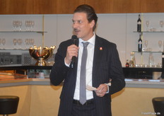 Stefan Marti, stellvertretender Leiter der Wirtschaftsabteilung der Botschaft der Schweiz in Deutschland, besuchte am Donnerstag mehrere Schweizer Aussteller auf der Messe und eröffnete als Ehrengast mit einer Ansprache den diesjährigen Apéro.