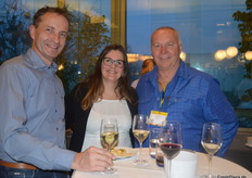 Gemüsegärtner Thomas Wyssa (r) im Gespräch mit zwei Branchenkollegen der Fa. Geiser Agro.