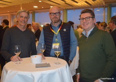 Pilzzüchter Cédric Stadler (l) im Gespräch mit einem Vertreter des Verpackungsunternehmens PermaPack AG.