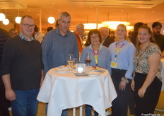 Die Gemüsegärtner Stefan Rothermann und Bruno Christen mit ihrer Familie.