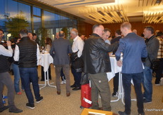 Reger Austausch während der Schweizer Apéro. Die informelle Veranstaltung findet traditionell am Ende des zweiten Messetages im Palais am Funkturm statt.