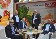 Das Team der Gartenbauzentrale Papenburg eG mit Vertriebsleiter Andreas Brinker (2. v.r.). Zu den Hauptprodukten der norddeutschen Erzeugergenossenschaft zählen u. a. Topfkräuter, verschiedenstes Fruchtgemüse sowie neuerdings auch Hydrosalate.