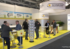Reger Austausch am Stand der Schneider Fördertechnik.