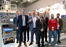 Gruppenfoto am Stand von IMA/Ilapak. Das Unternehmen bietet Verpackungslösungen für Obst und Gemüse mit horizontalen und vertikalen Maschinen.