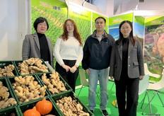 Johanna Settels (2. v.l.) von der Jiahe Food Europe GmbH mit ihren chinesischen Kollegen. Das Unternehmen widmet sich vorwiegend dem Import und Vertrieb von Ingwer. Ebenfalls zum Produktportfolio zählen Kurkuma, Kürbisse sowie Süßkartoffeln.