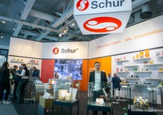 Anthony Berthiele am gut besuchten Stand des deutsch-dänischen Verpackungsspezialisten Schur