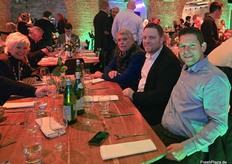 Andreas Lange (r, Vertriebsleiter bei der Keuthmann GmbH) gemeinsam mit einigen Kollegen.