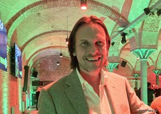 Ingmar Heuer feierte im Herbst 2025 das 25-jährige Jubiläum seines Unternehmens. Der Hamburger Importeur widmet sich besonders der Beschaffung und Vermarktung ausgefallener Früchte aus aller Welt.