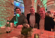 Enrico Smolik (m) vom gleichnamigen Großhandelsbetrieb vertrat den Freiburger Großmarkt und tauschte sich u. a. mit Henning Kleinespel vom DFHV (r) aus.