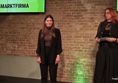 Das erste von insgesamt drei Buddy-Bärchen ging an Naomi Thomas, die 31-jährige Chefin des am Münchner Großmarkt ansässigen Unternehmens Giocola e.K. Sie widmet sich hauptsächlich dem Import und Vertrieb von italienischem Blattgemüse und führt den Betrieb gemeinsam mit ihrem Vater Georg Steinkeller.