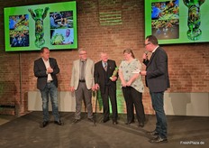 In der Kategorie Wochenmarkthandel ging der Preis an die Familie True die 'bei Wind und Wetter' eine breite Auswahl an Obst und Gemüse auf den Wochenmärkten Bremens vermarktet.