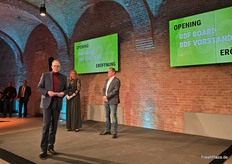 Alexander Klomparend vom Duisburger Großmarkt begrüßt das Publikum.