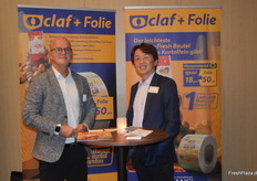Das Team von ANCI SAS/Claf+Folie ist bereits seit einigen Jahren Sponsor sowie Aussteller beim Intern. Kartoffelabend. Im Bild: Harry Albus und Yoshihiko Uzawa. Das Unternehmen zählt zu den namhaften Herstellern von Kartoffelbeuteln aus Monomaterial.