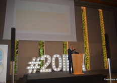 Thomas Herkenrath ist langjähriger DKHV-Präsident und Geschäftsführer der Fa. Fritz Jungnickel in Neuss. Er blickte in seiner Eröffnungsrede auf die 20-jährige Geschichte des Kartoffelabends zurück. Was einst mit ca. 50 Teilnehmern begann, ist inzwischen zu einem unverzichtbaren Termin der internationalen Kartoffelwirtschaft mit über 500 Gästen geworden. Um diesen Wachstumskurs weiter fortzusetzen, fand die Abendveranstaltung nach 15 Jahren im Hilton Hotel erstmals im festlich geschmückten TITANIC Chaussee Berlin statt.