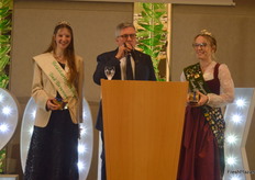 DKHV-Präsident Thomas Herkenrath flankiert von den beiden amtierenden Kartoffelköniginnen der Lüneburger Heide und des Freistaats Bayern.