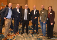 AMI-Marktexperte Christoph Hambloch (l) unterhielt sich vor Ort mit Branchenkollegen. Im Bild: u. a. Vertreter der Firmen Agropa, Josef Eusterbrock.